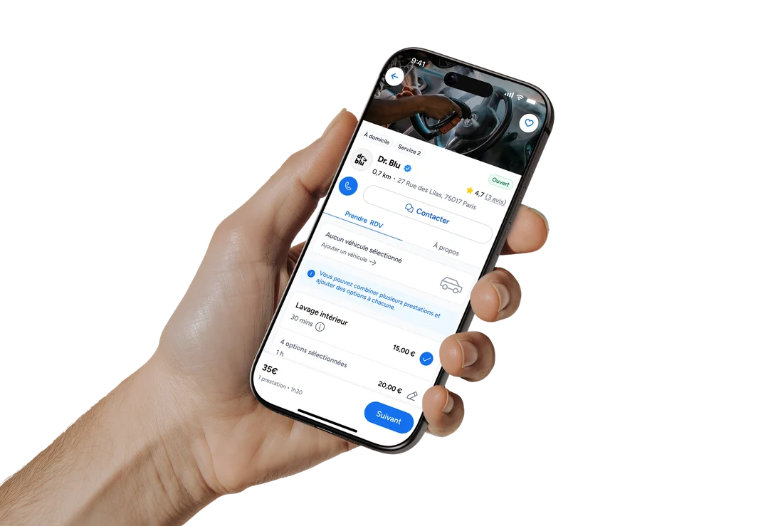 L'application Washzone tenue en main